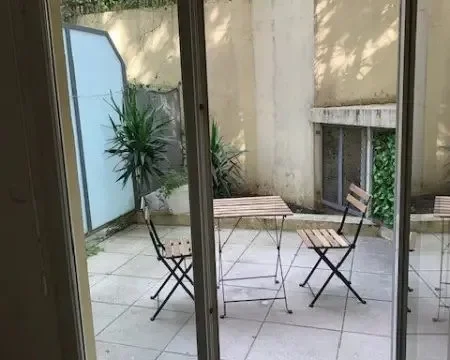 Studio refait à neuf, calme avec terrasse